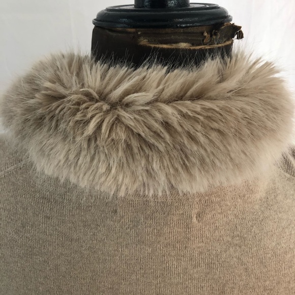 Banana Republic sweater with faux fur collar - Picture 6 of 7